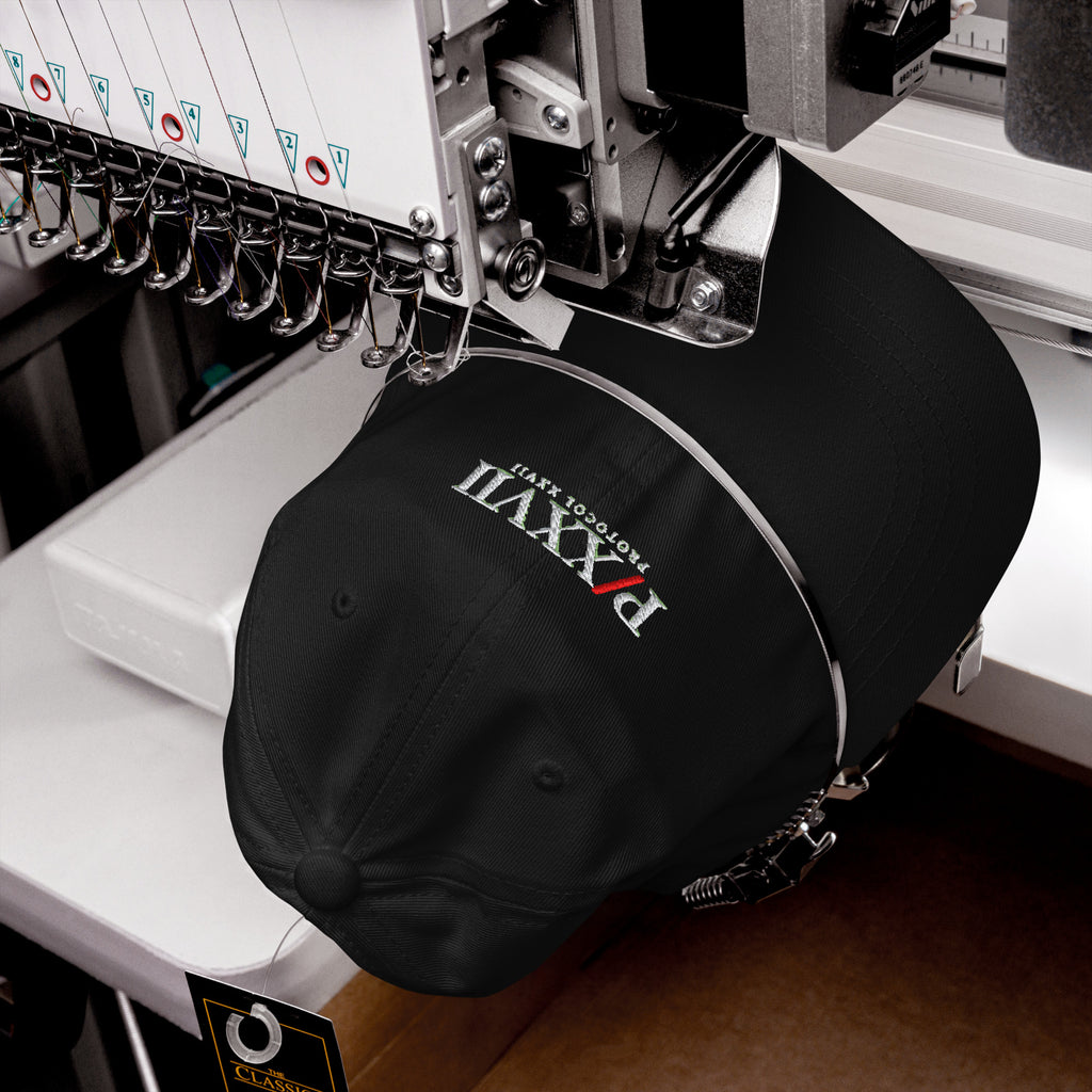 Gorra negra estilo dad hat bordada de PROTOCOL XXVII, vista frontal