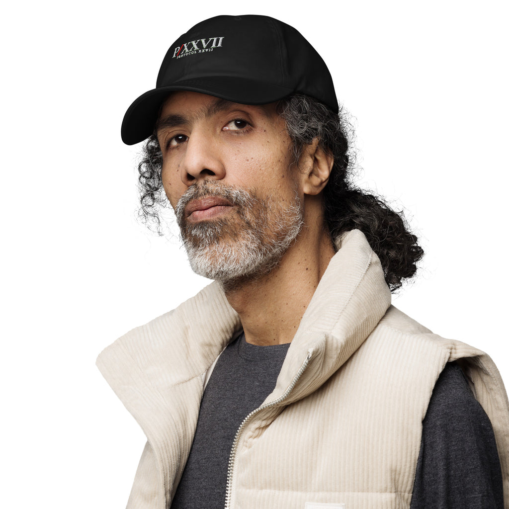 Gorra negra estilo dad hat bordada de PROTOCOL XXVII, vista frontal izquierda