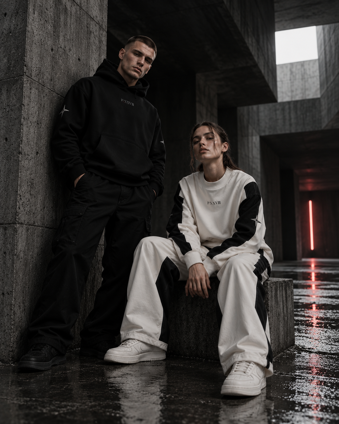 PROTOCOL XXVII ISSUE 002 Kampagne mit schwarzem Heavyweight-Hoodie vor brutalistischer Kulisse